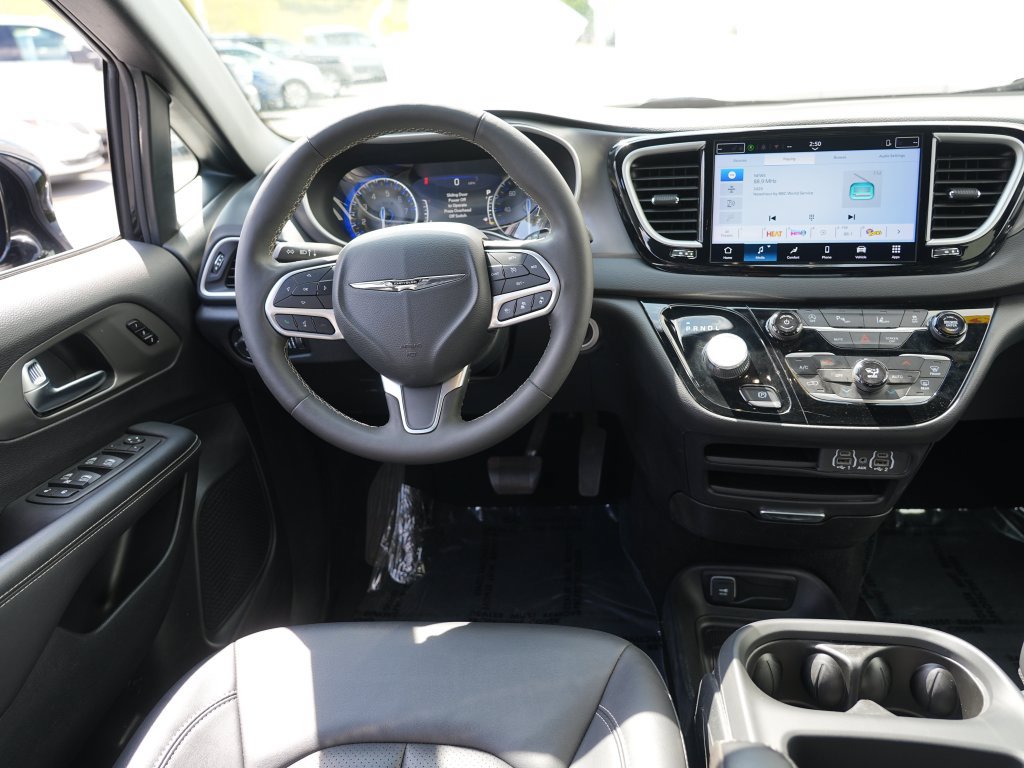 Used 2025 Chrysler Pacifica Select FWD image 20