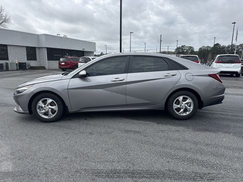 Used 2023 Hyundai Elantra SE image 4