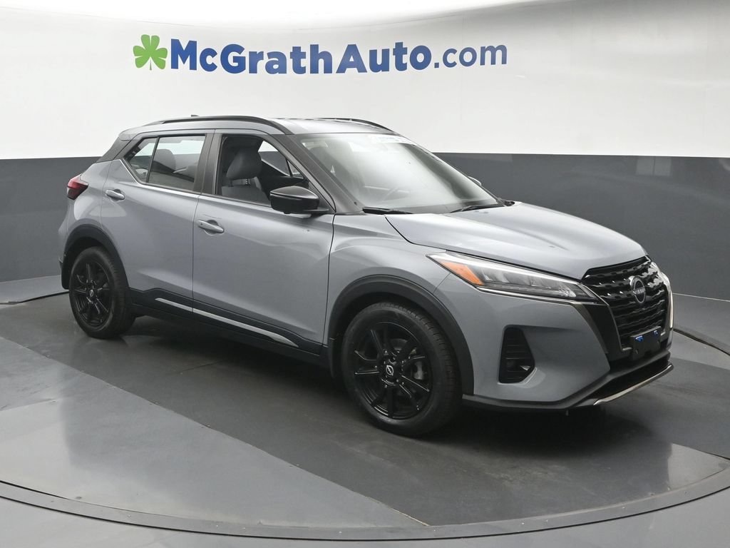 Used 2023 Nissan Kicks SR w/ SR Premium Package FWD image 2
