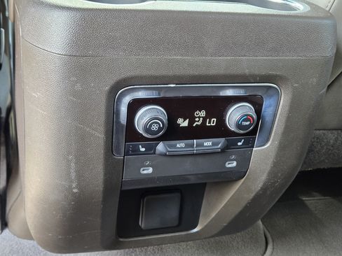 Used 2024 Chevrolet Suburban LT w/ Luxury Package RWD image 20
