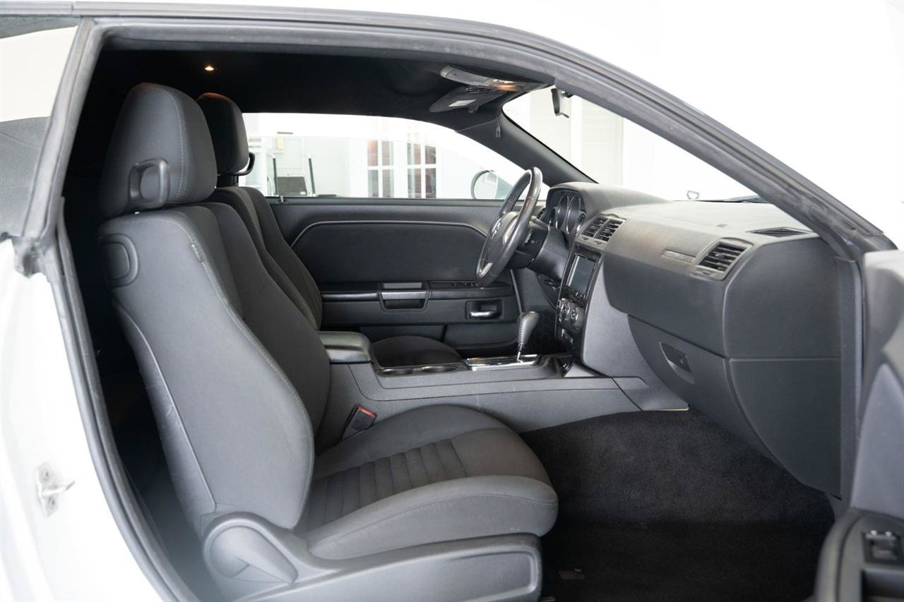 Used 2014 Dodge Challenger SXT RWD image 17