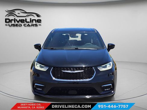 Used 2025 Chrysler Pacifica Select FWD image 2
