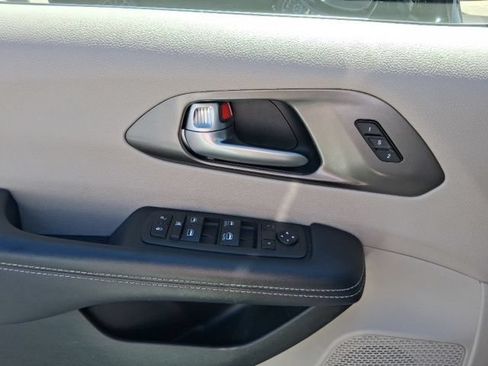 Used 2024 Chrysler Pacifica Touring-L FWD image 16