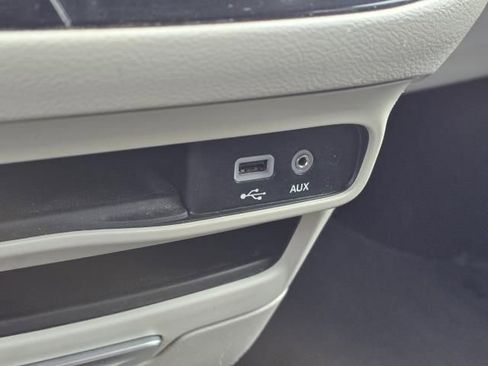 Used 2017 Chrysler Pacifica Touring image 29