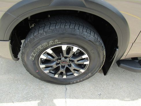 Used 2021 Nissan Titan PRO-4X w/ Pro-4x Convenience Package image 14