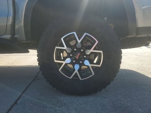 Certified 2024 GMC Canyon AT4X image 7