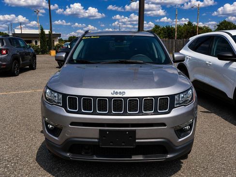 Used 2021 Jeep Compass Latitude w/ Driver Assistance Group FWD image 2