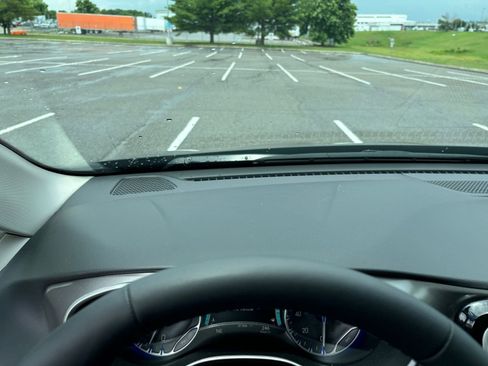 Used 2024 Chrysler Pacifica Touring-L image 37