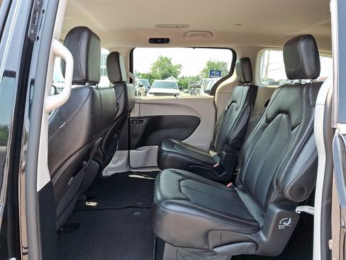 Certified 2024 Chrysler Pacifica Touring-L FWD image 11