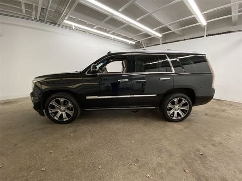 Used 2018 Cadillac Escalade Platinum image 3