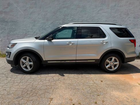 Used 2016 Ford Explorer XLT w/ Equipment Group 202A FWD image 3
