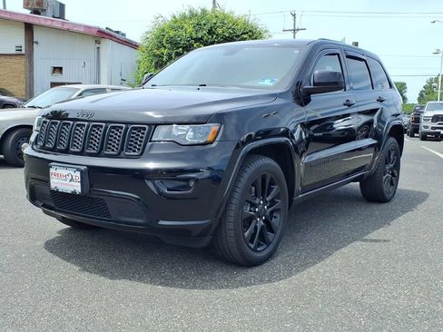 Used 2018 Jeep Grand Cherokee Altitude AWD/4WD image 3