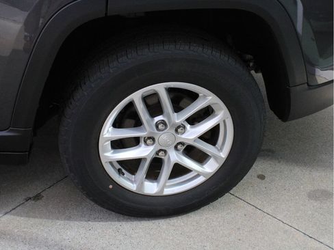 Used 2023 Jeep Grand Cherokee Laredo X AWD/4WD image 13