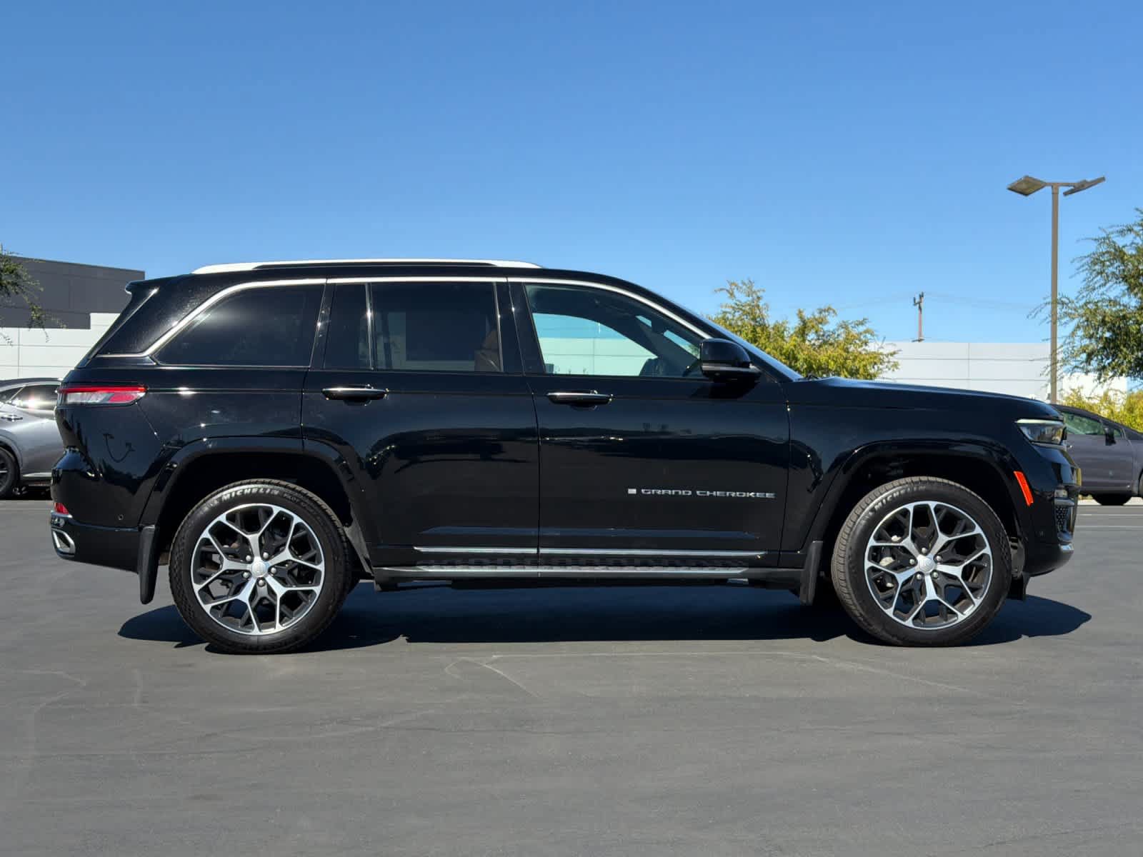 Used 2023 Jeep Grand Cherokee Summit AWD/4WD image 6