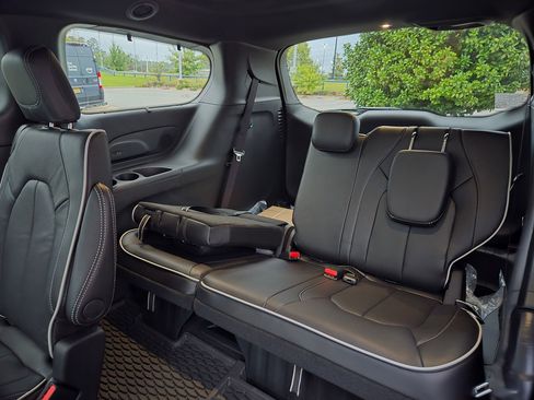 New 2026 Chrysler Pacifica Limited w/ Uconnect Theater Family Group image 22