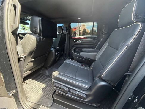 Used 2023 GMC Yukon XL SLT w/ SLT Luxury Package AWD/4WD image 12