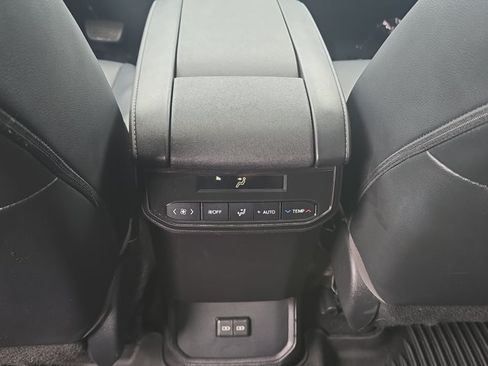 Used 2022 Toyota Highlander XLE FWD image 18