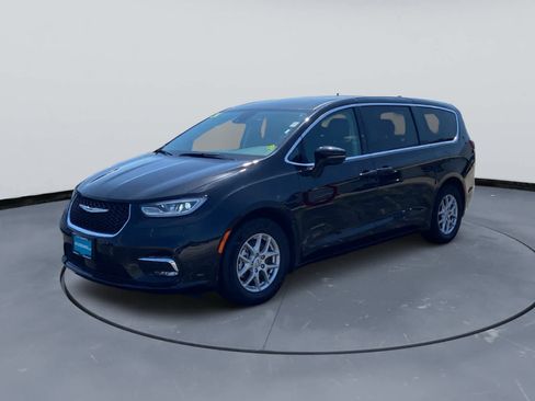 Used 2024 Chrysler Pacifica Touring-L FWD image 9