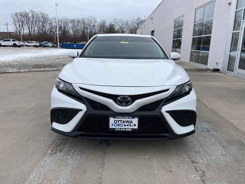 Used 2024 Toyota Camry SE image 3