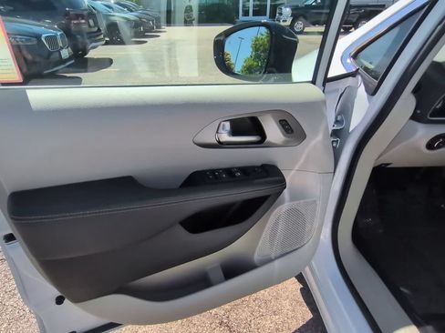 Used 2024 Chrysler Pacifica Touring-L FWD image 9