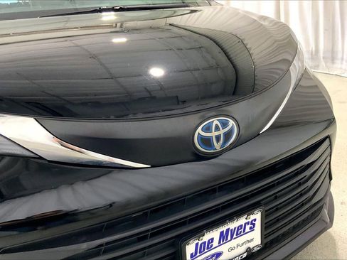 Used 2022 Toyota Sienna LE image 30