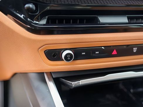 Used 2025 BMW 330i Sedan w/ Premium Package image 18