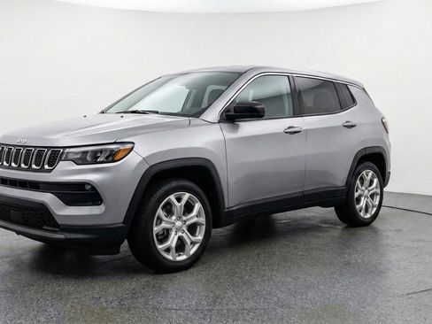 Used 2025 Jeep Compass Latitude image 3