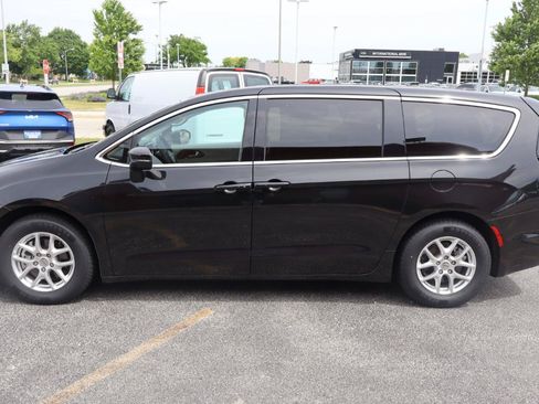 Used 2023 Chrysler Pacifica Touring-L FWD image 5