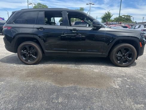 Used 2024 Jeep Grand Cherokee Altitude AWD/4WD image 2