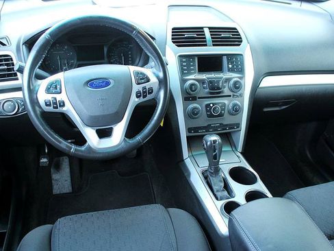 Used 2014 Ford Explorer XLT image 14
