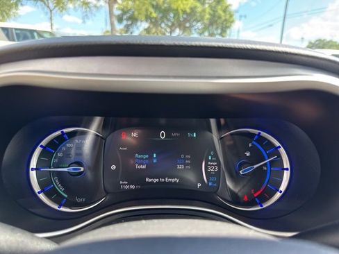 Used 2018 Chrysler Pacifica Touring-L image 26