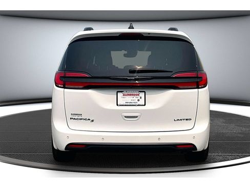 Certified 2025 Chrysler Pacifica Limited FWD image 6