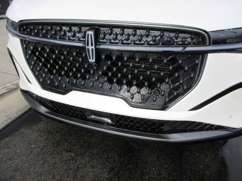 Used 2025 Lincoln Nautilus Reserve image 15