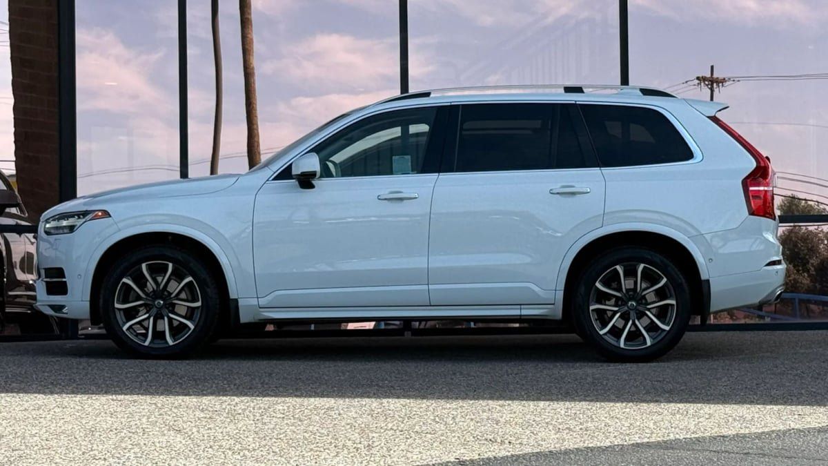 Used 2016 Volvo XC90 T6 Momentum w/ Momentum Plus Package AWD/4WD image 5