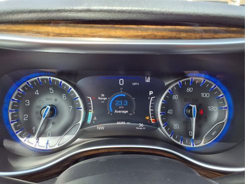Used 2023 Chrysler Pacifica Limited w/ Uconnect Theater Family Group FWD image 16