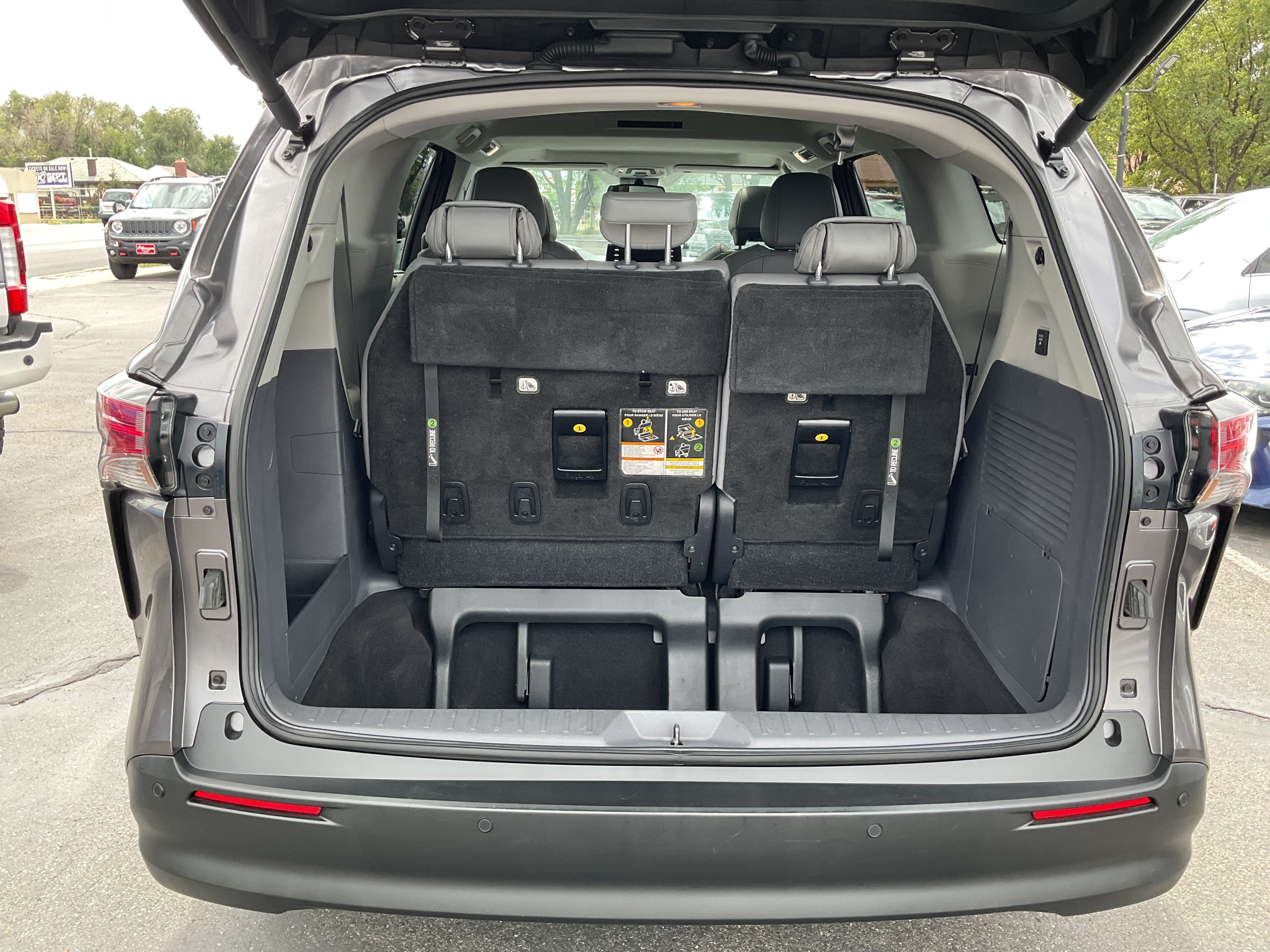 Used 2022 Toyota Sienna XLE w/ XLE Plus Package FWD image 14