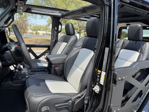 Used 2024 Jeep Wrangler Unlimited Rubicon AWD/4WD image 26