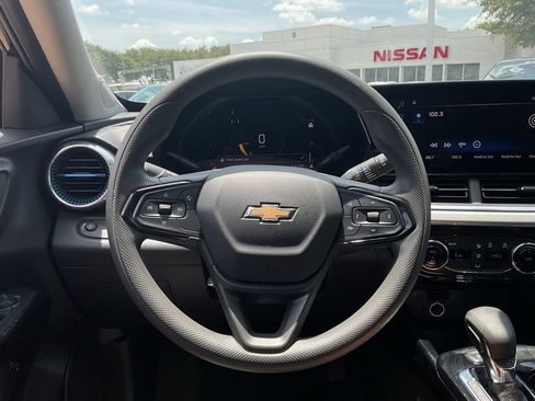 Used 2025 Chevrolet Trax LT FWD image 30