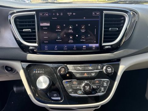 Used 2023 Chrysler Pacifica Touring-L FWD image 26