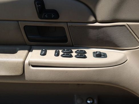 Used 2004 Ford Crown Victoria LX RWD image 32