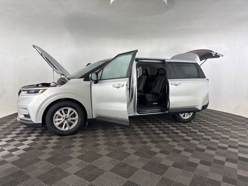 Used 2023 Kia Carnival LX image 11