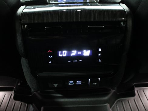 Used 2022 Jeep Wagoneer Series III AWD/4WD image 24