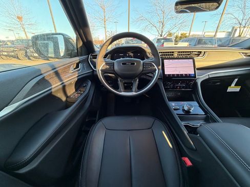 New 2025 Jeep Grand Cherokee Limited w/ Black Appearance Package image 13