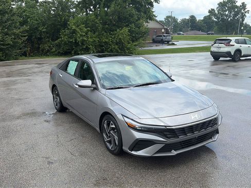Used 2025 Hyundai Elantra SEL FWD image 6