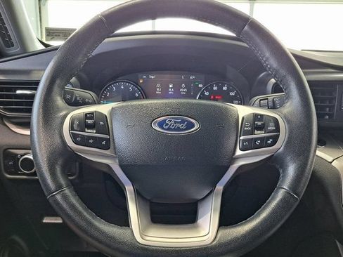 Used 2023 Ford Explorer XLT AWD/4WD image 10