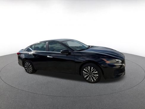 Used 2025 Nissan Altima 2.5 SV image 2