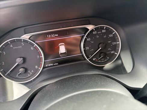 Used 2024 Nissan Rogue SV image 3