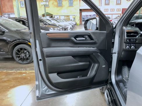 Certified 2025 GMC Yukon XL Denali image 9