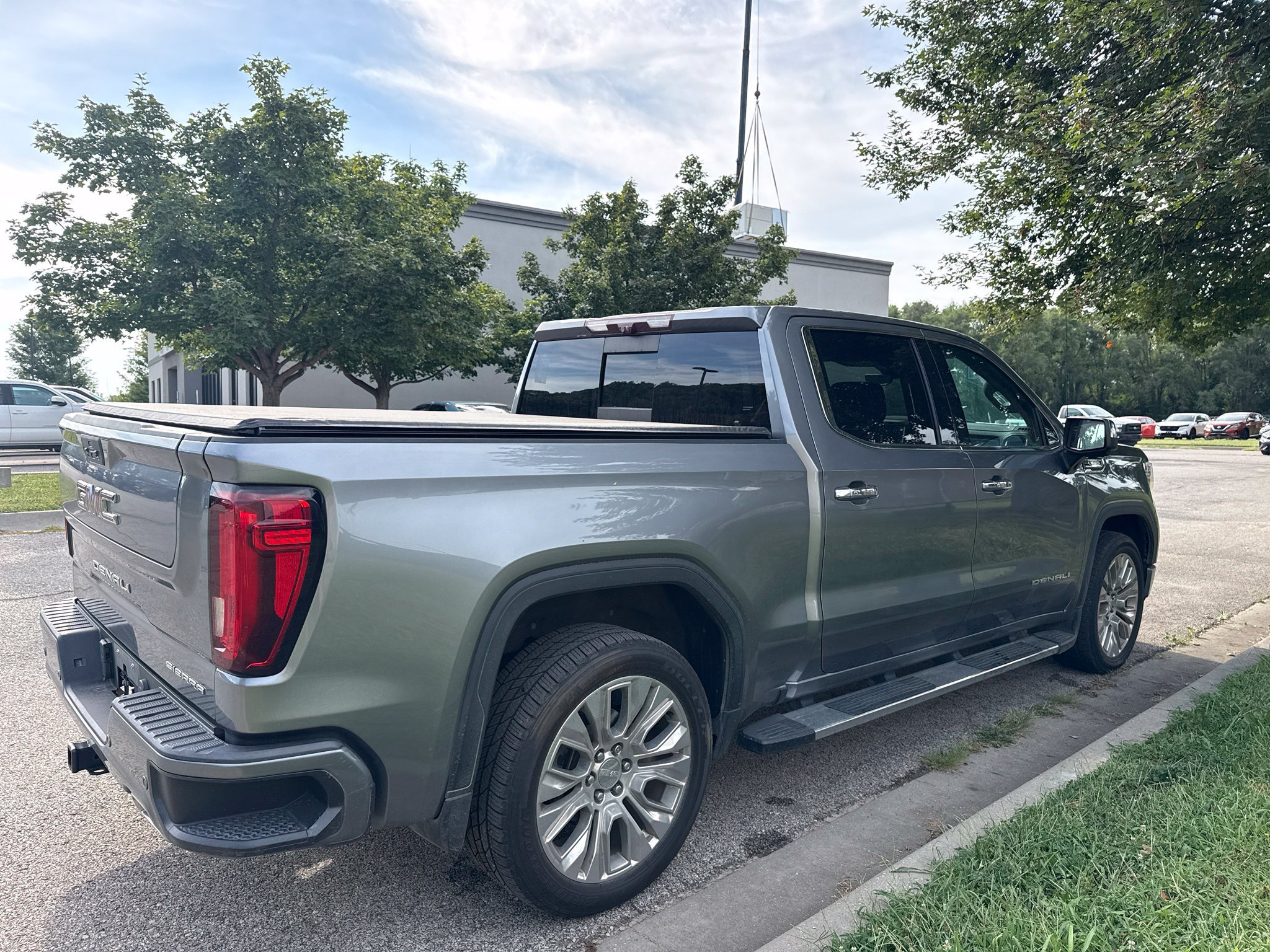 Used 2020 GMC Sierra 1500 Denali w/ Denali Premium Package AWD/4WD image 3