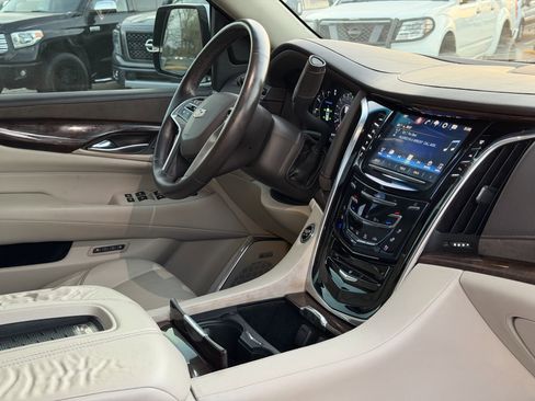 Used 2017 Cadillac Escalade Luxury RWD image 13